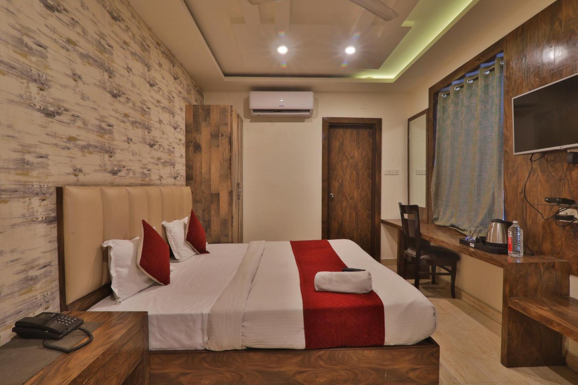 Hotel Janki Inn Sigra 2 Km From Kashi Vishwanath Dham Varanasi Exterior photo